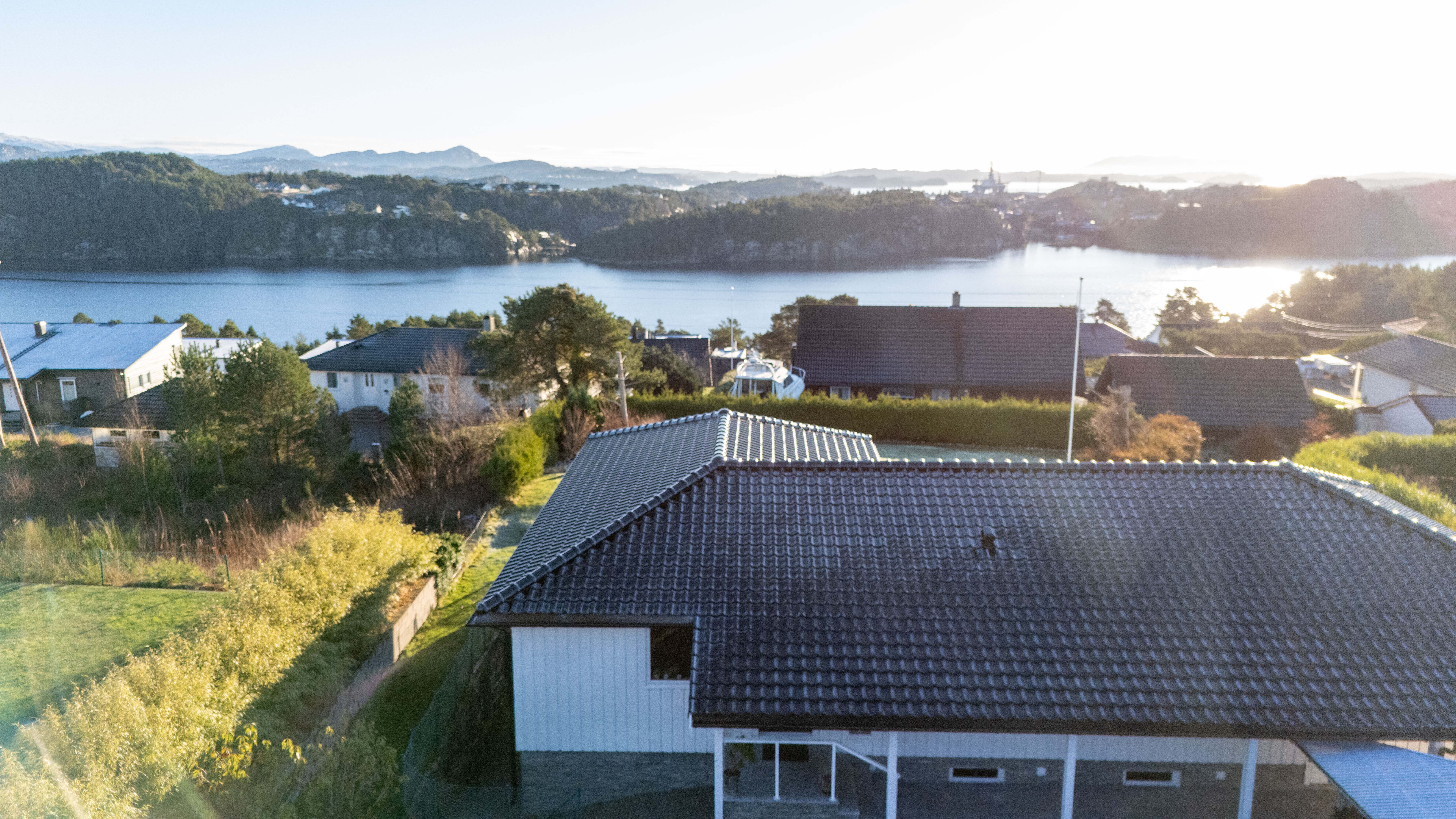 Enebolig sett fra baksiden av huset med sjøutsikt - utført av takbytte