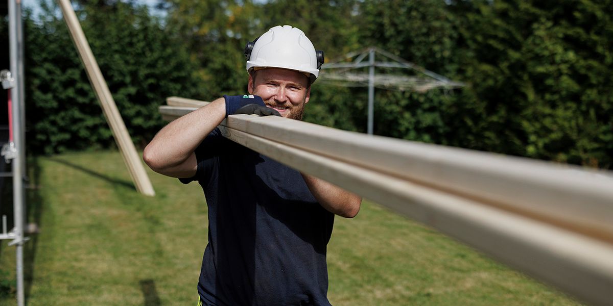 Taktekker fra Takbytte bærer materialer under takbytte på enebolig