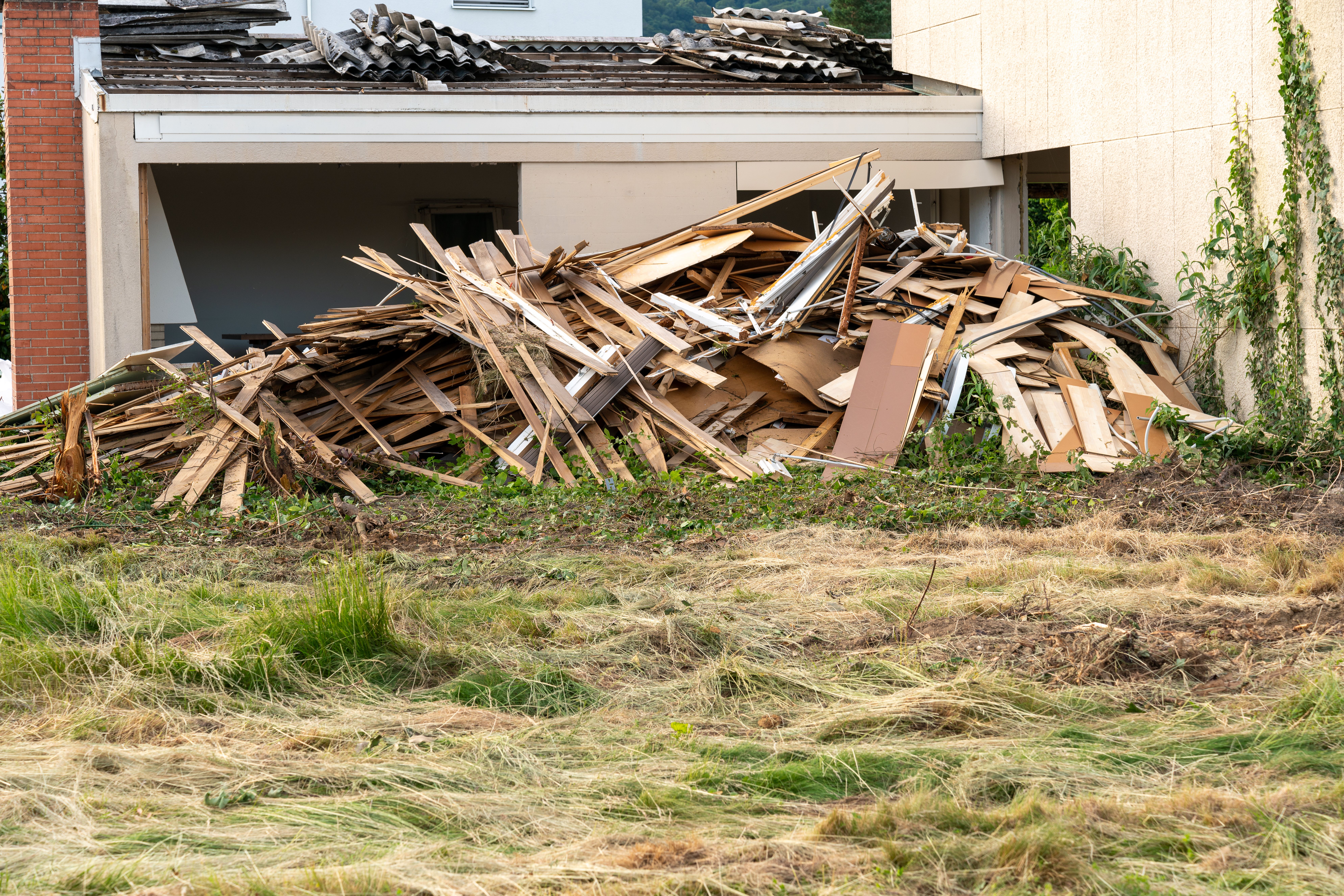 Avfall fra takbytte med gamle asbestplater 