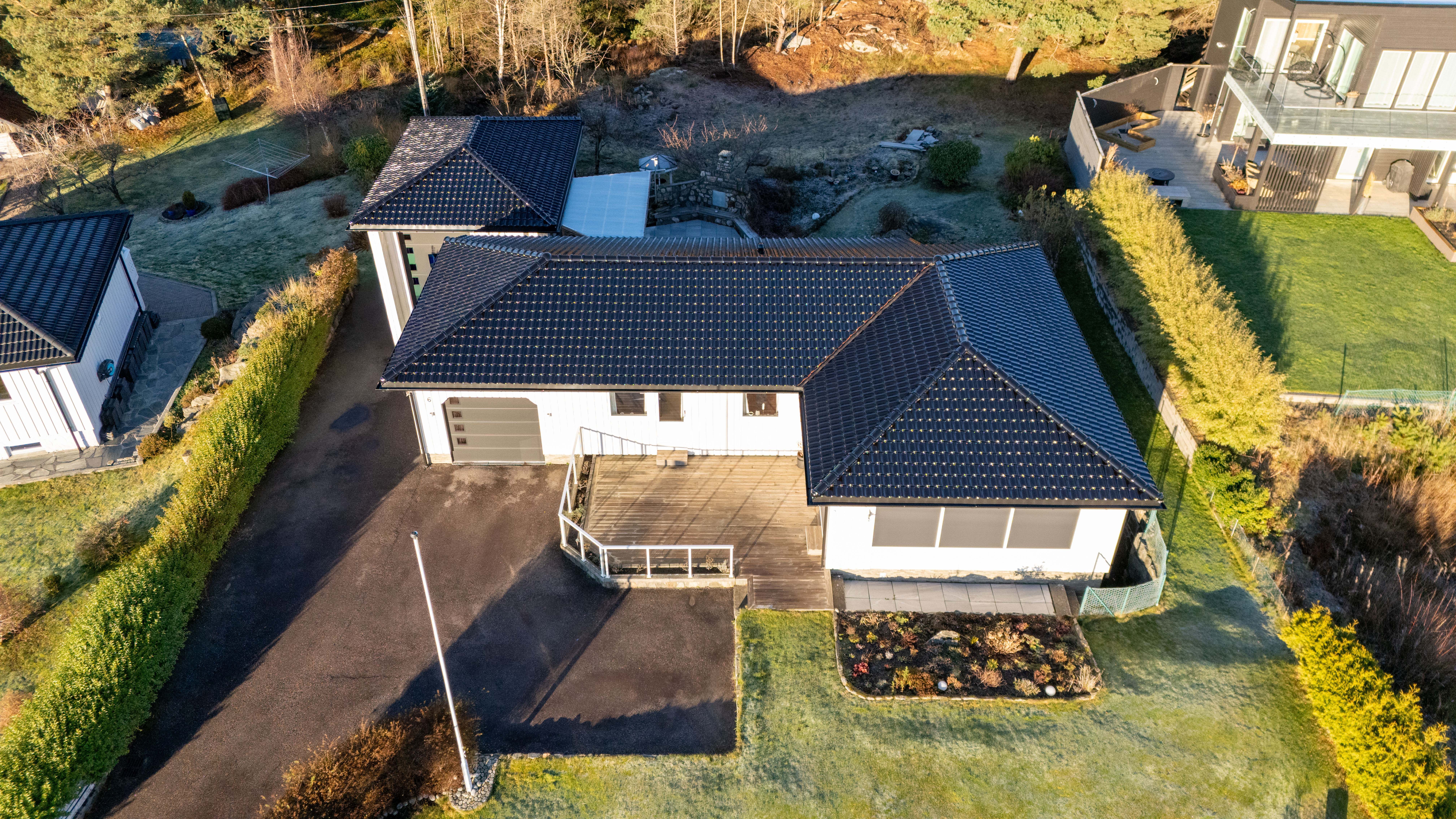 Nytt tak sett fra fremsiden av huset - utført av Takbytte