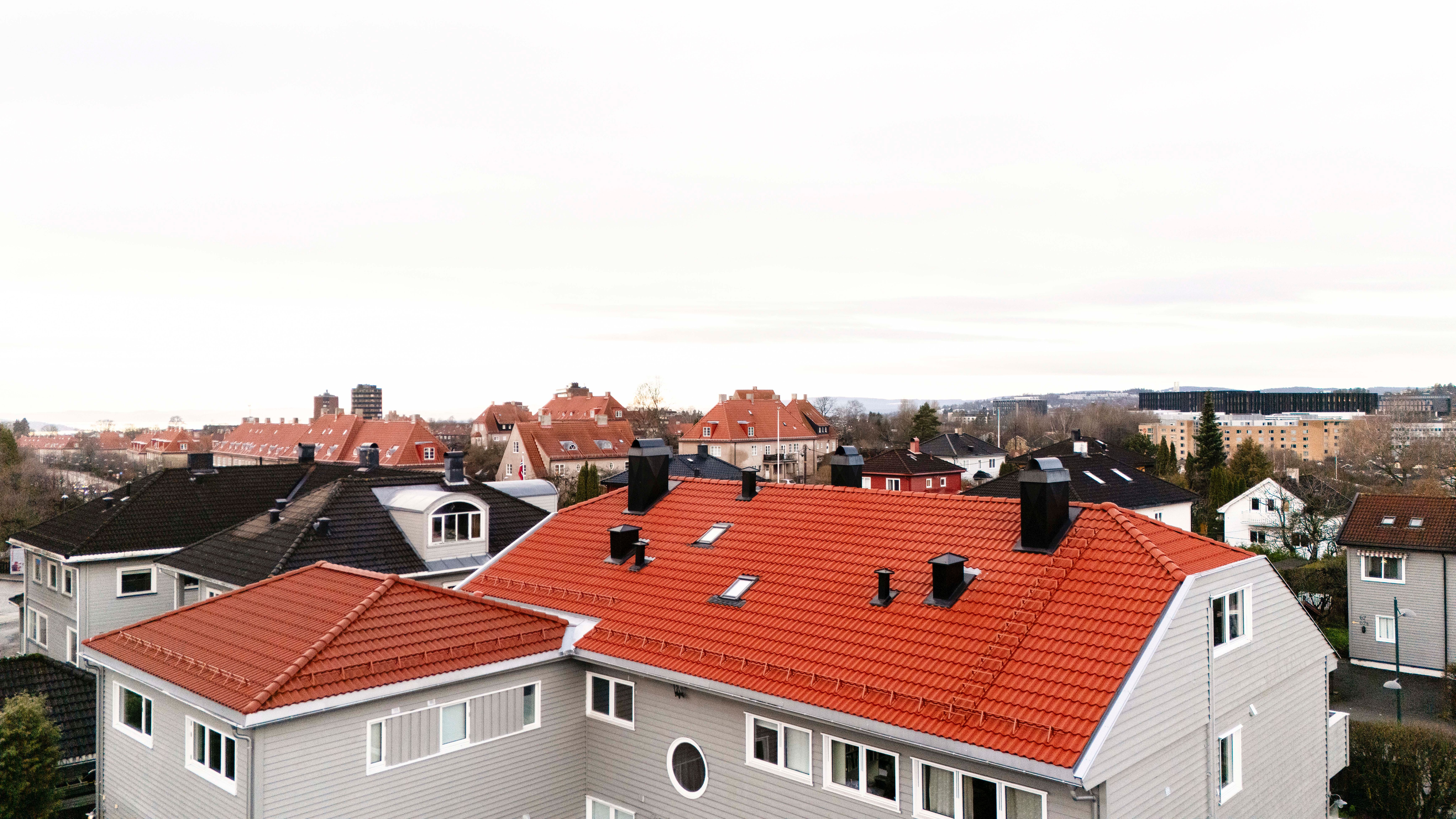 Nytt tak med røde teglstener og nye takvinduer utført av Takbytte