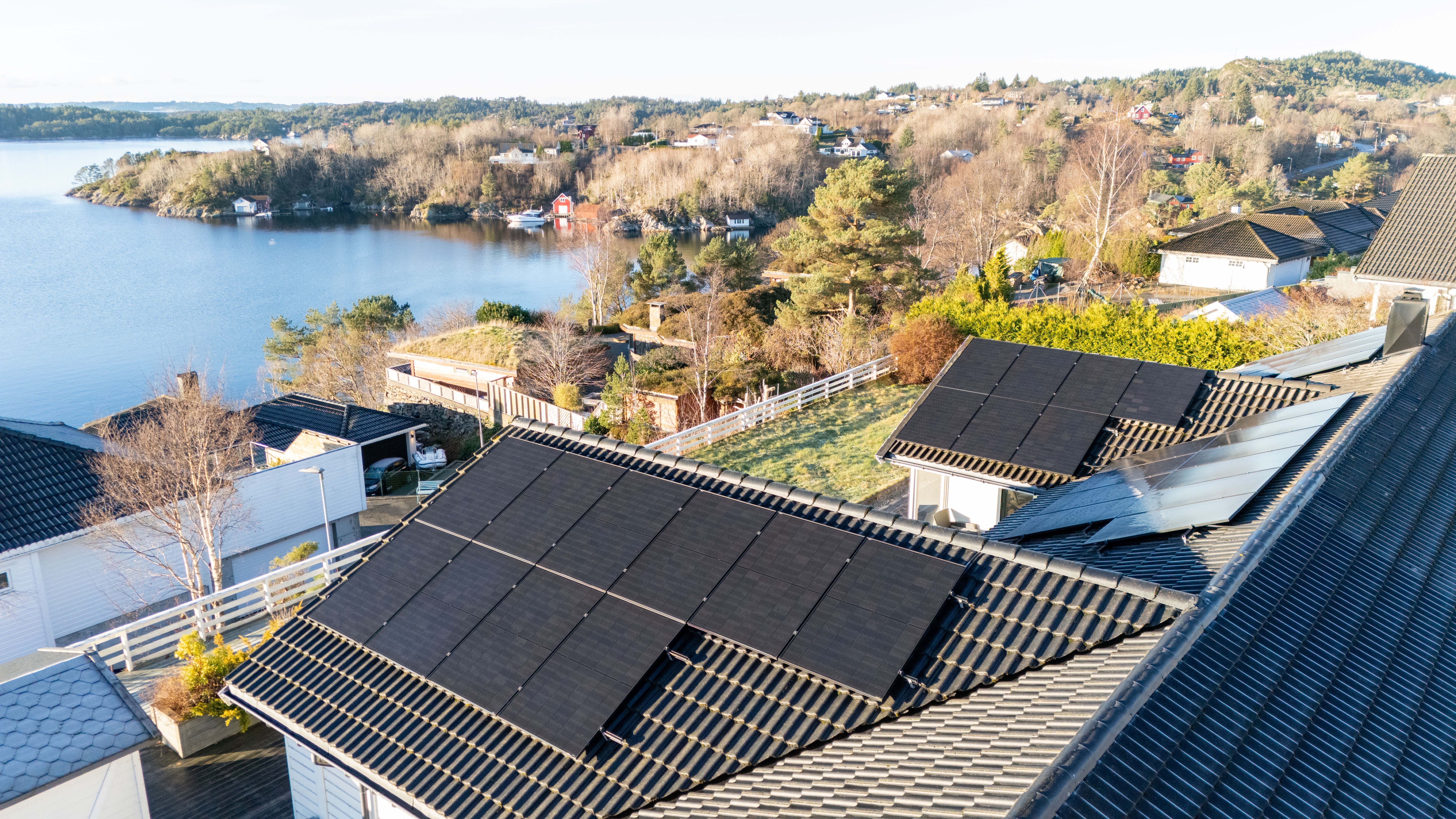 Hus med sjøutsikt og nye sorte taksten med utenpåliggende solceller