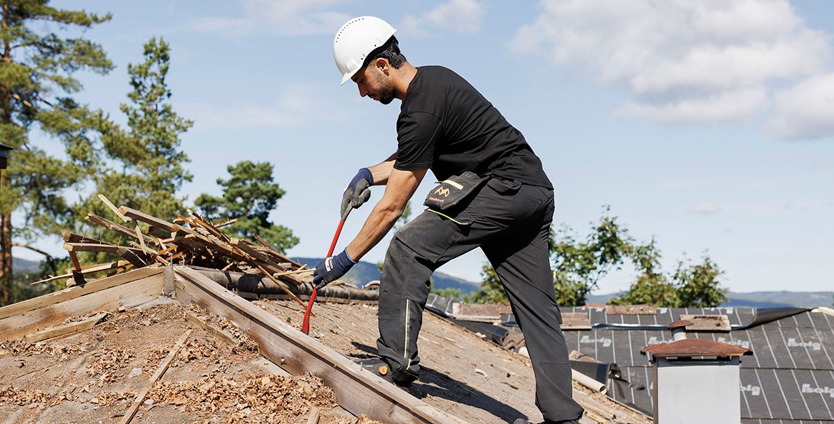 Riving av nytt tak under takbytte på enebolig