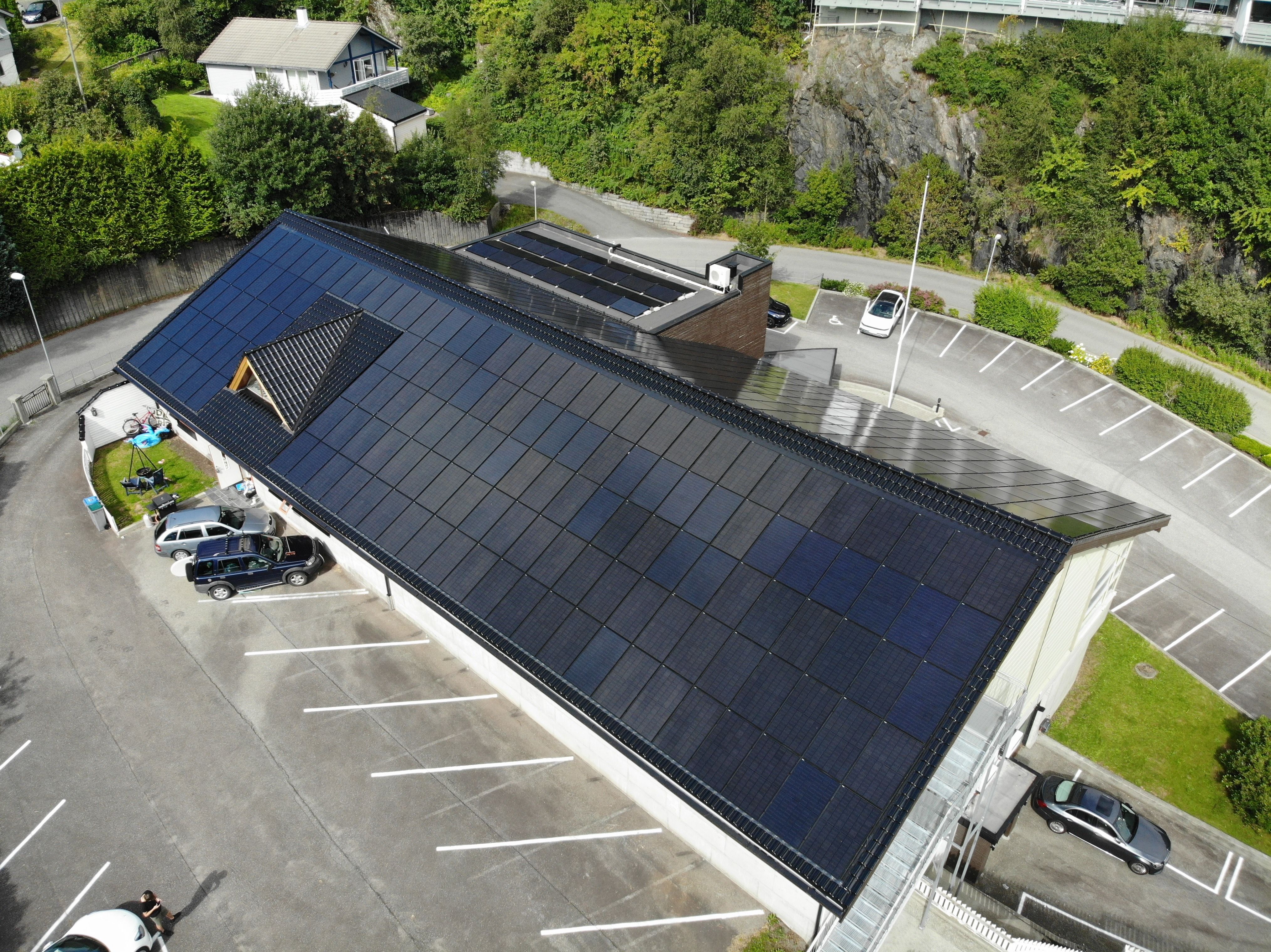 Integrerte solceller på taket av Odd Fellow bygget i Bergen