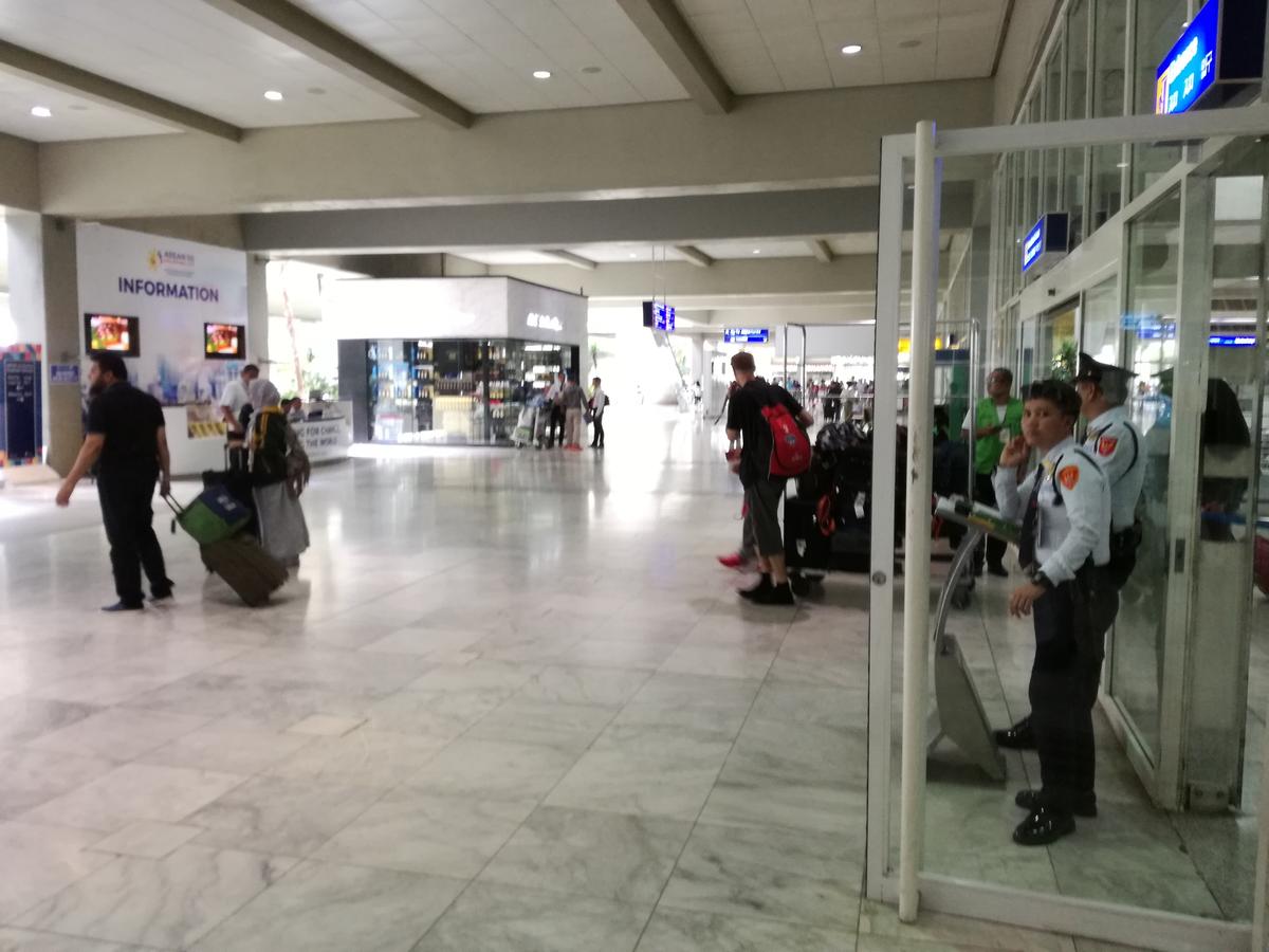 フィリピンでは空港職員や警官も信用するな