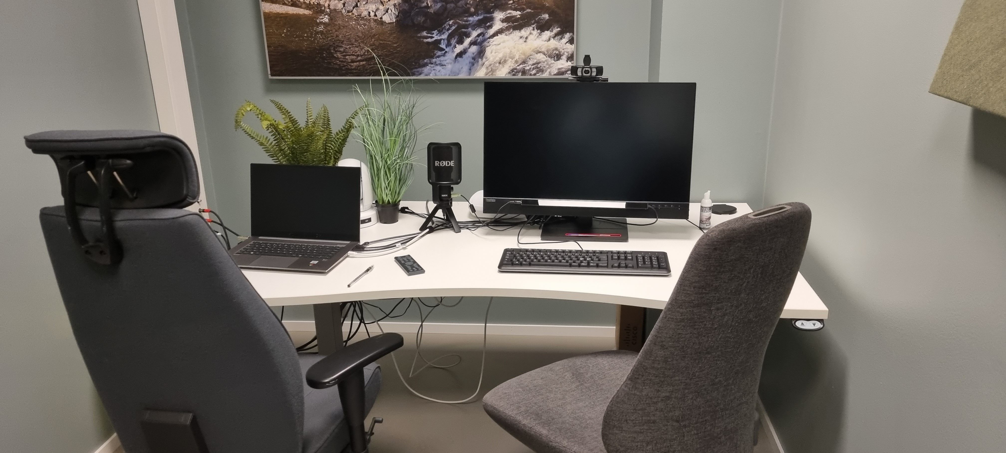 Bilde av testrom nummer 1 med to stoler, en laptop, en PC-skjerm, mikrofon og et kamera.