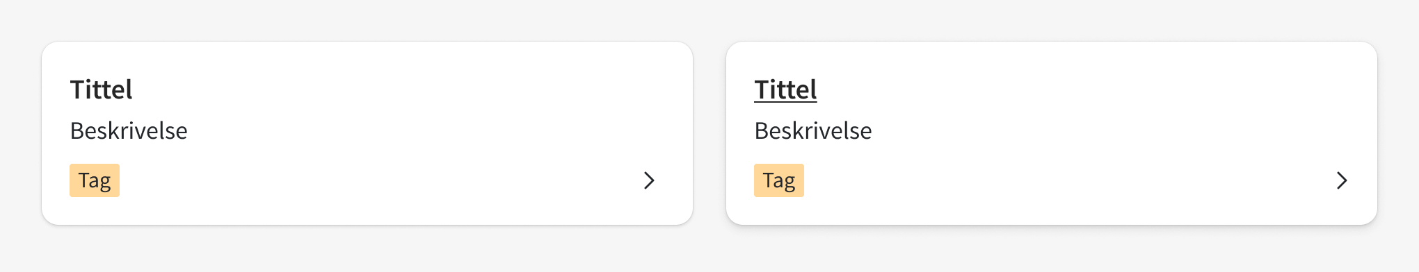 To like kort som inneholder tittel, beskrivelse, tag og chevron. I kort 2 har tittel fått understrek, skyggen er mer markant og chevron har flyttet seg litt til høyre