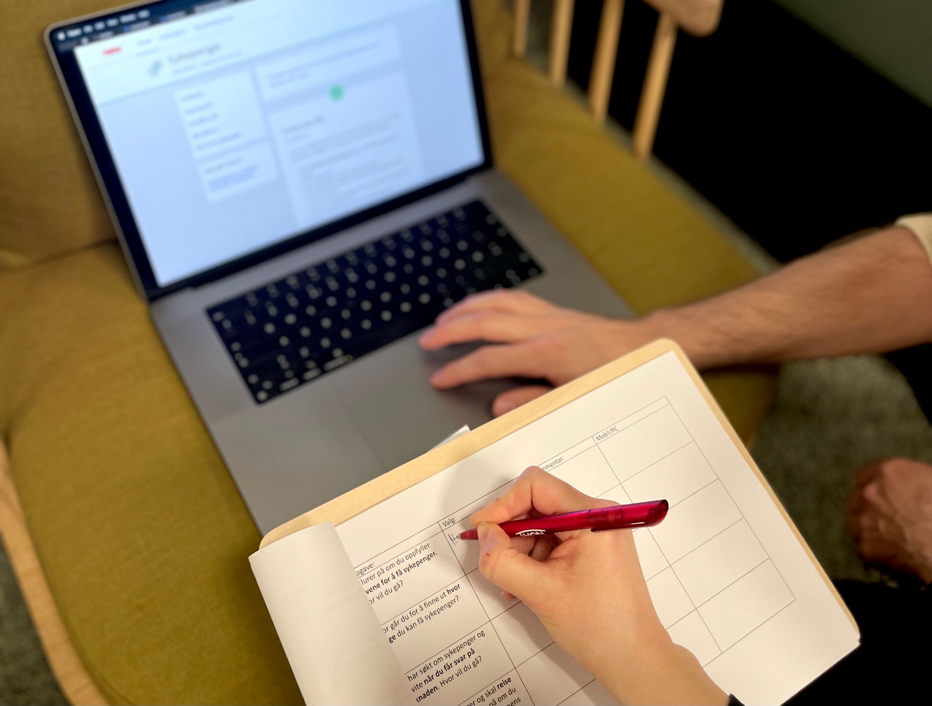 Bilde fra brukertest. Testpersonen løser oppgaven på PC mens en observatør noterer