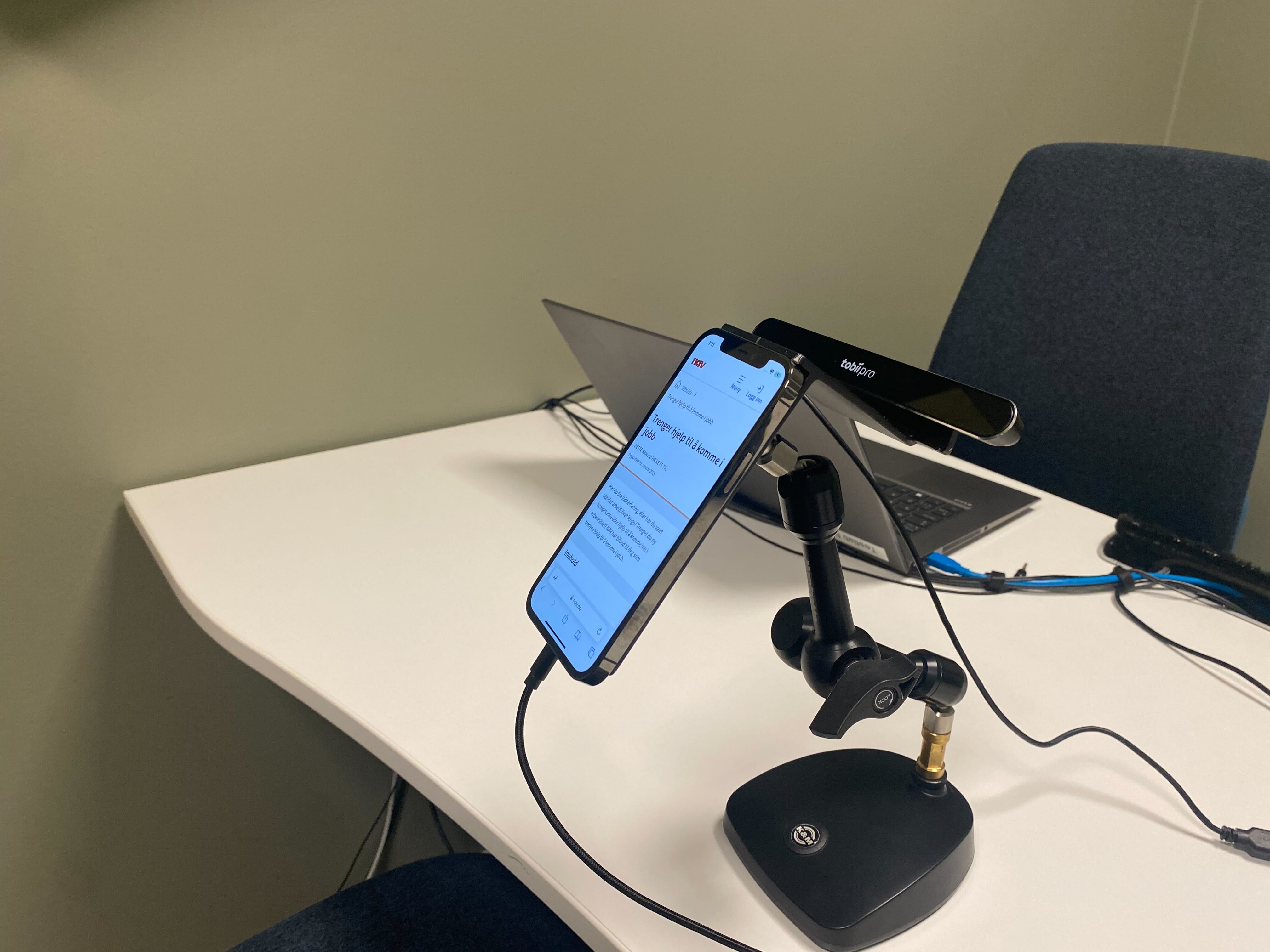 Bilde fra rom nummer to av utstyr for brukertester med blikksporing på smarttelefoner og nettbrett.