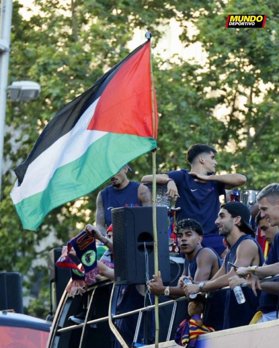 Lamine Yamal waving the Palestinian flag