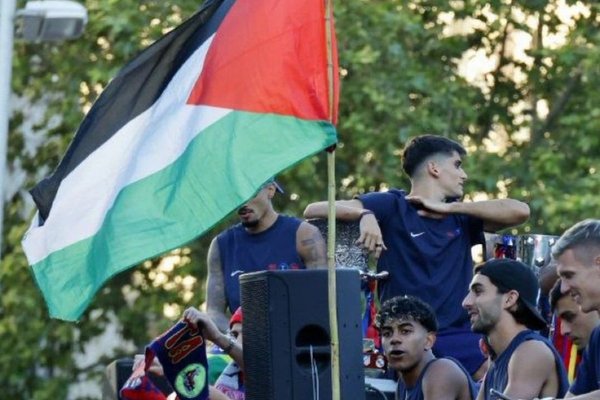 Spanish superstar Lamine Yamal waves Palestine flag during title parade