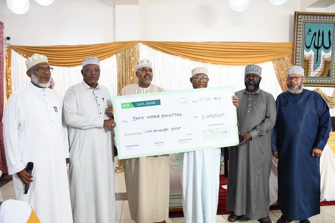 Chairman of the Shariah Board of KCB Sahl Sheikh Ibrahim Lethome and Hemed Hassan Wangalwa, Head of Islamic banking KCB Sahl presents a Sh1 million cheque to trustees of Hanifiya Ndau Trust Ali Muhammad Swalihu and Sheik Muhammad Fumo. Looking on are Trustee members Prof Abdullatif  Essajee and Sheikh Ahmad Uthman