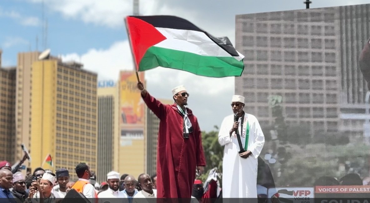 Sheikh Jamaludin Osman, the Imam of Jamia Mosque accompanied by Sheikh Abdulrazak Jiir waving the Palestinian flag
