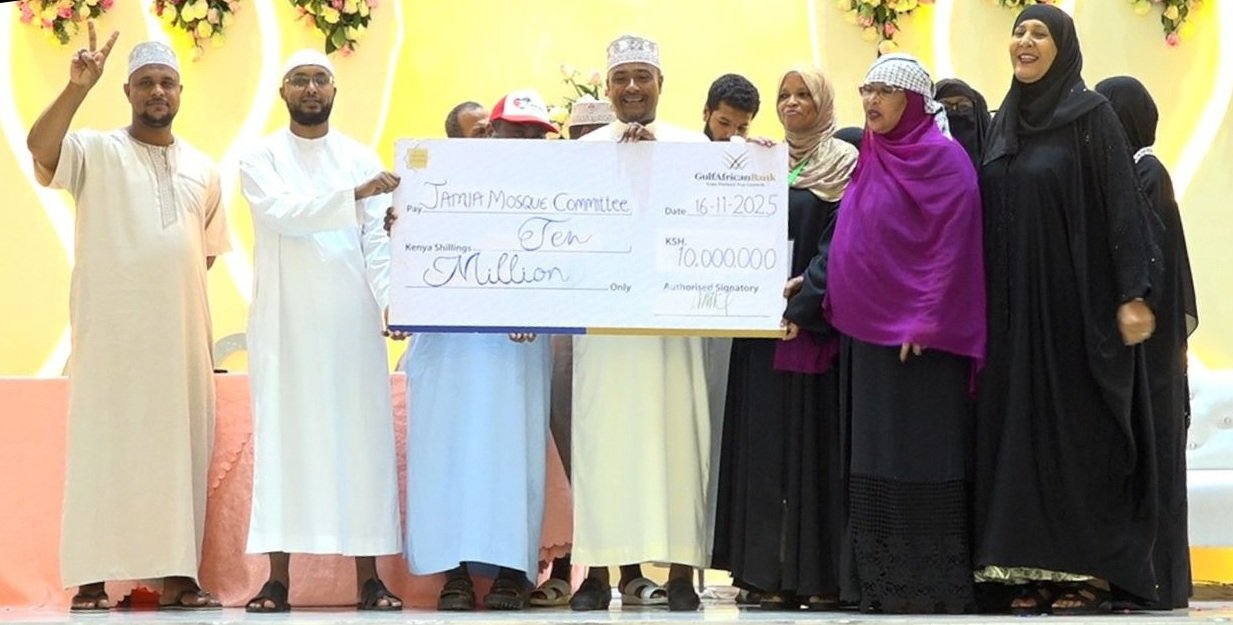Officials of Mombasa women group Yadul Ulya present a dummy cheque to Mombasa County Executive Committee Member for Education Mbwarali Kame and Voice for Palestine chairman Ahmed Sharrif