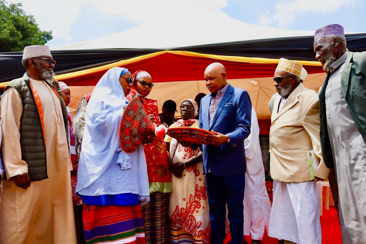 Prof. Makau Mutua, the Senior Presidential Advisor on Constitutional Affairs and Human Rights admires Nubian traditional artcrafts during his meeting with community leaders last month at Kibera Primary School