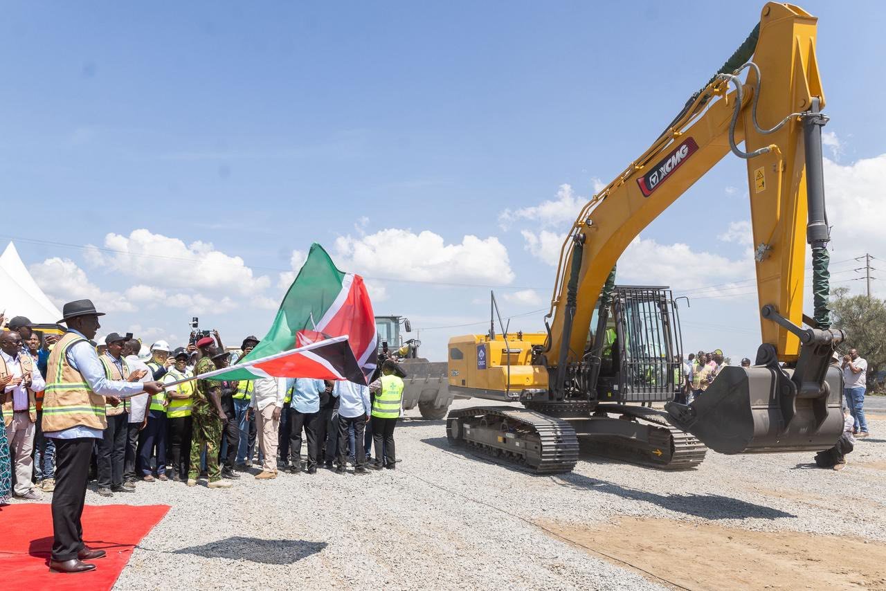President William Ruto flagging off construction equipments at at Kamandura, Kiambu county