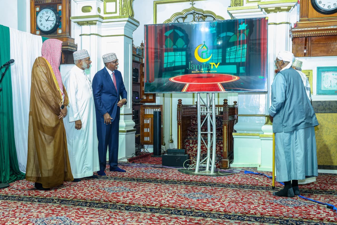 Health CS Aden Duale, Jamia Mosque vice chairman Abdullatif Essajee, the Imam Sh Jamaludin Osman and the chairman Muhammad Osman Warfa witness the unveiling of Jamia TV