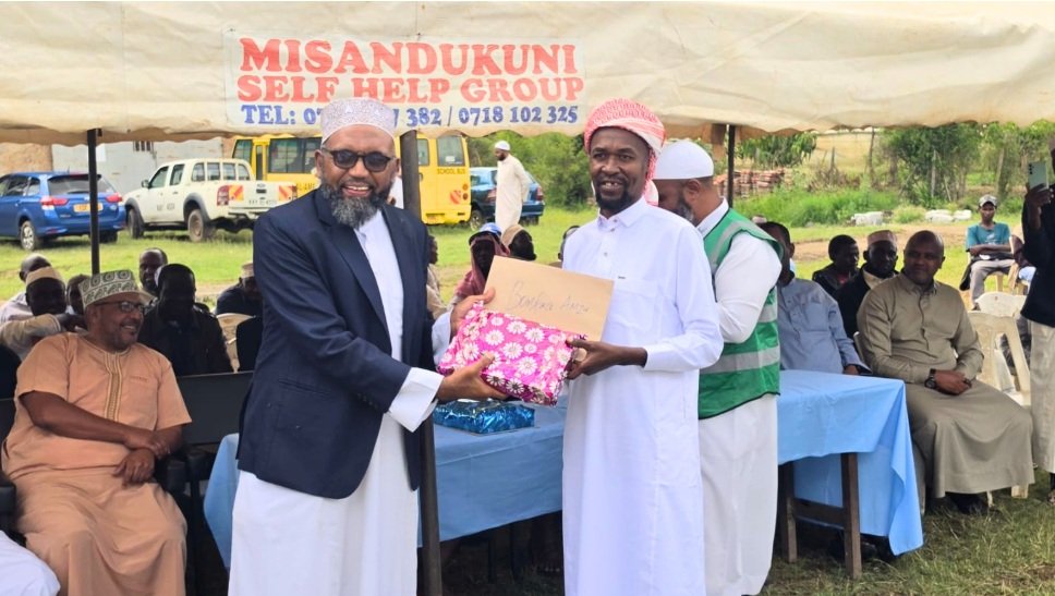 The chairman of Family Resource Centre (FRC) Sheikh Abdullatif Abdulkarim presents an award to a student of Darul Irshaad Centre during the graduation ceremony on Sunday April 19, 2026