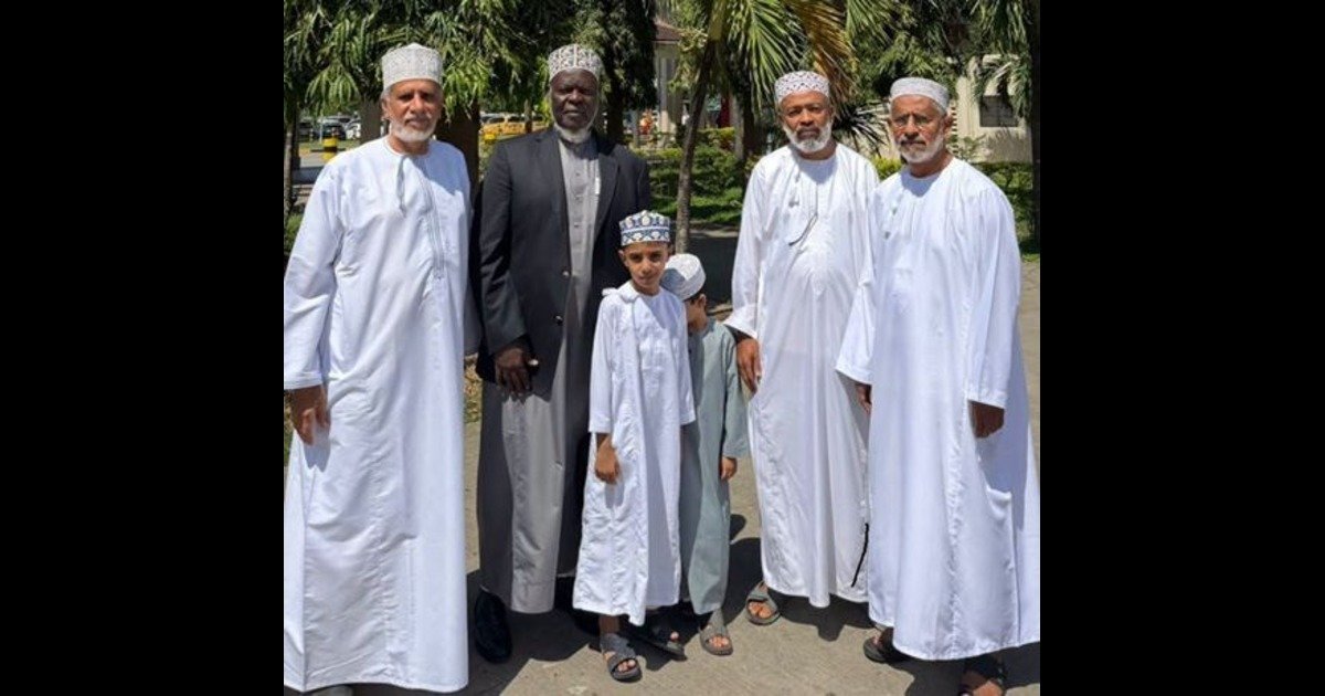 The Mufti of Uganda Sheikh Ramadhan Mubaje (second left) after his arrival in Mombasa