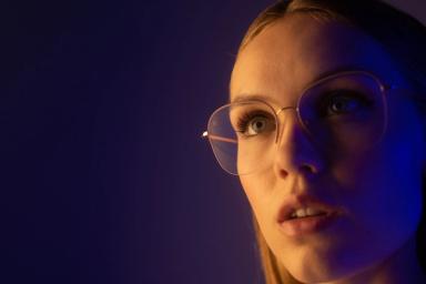 nő multifokális progresszív lencsével készült szemüvegben