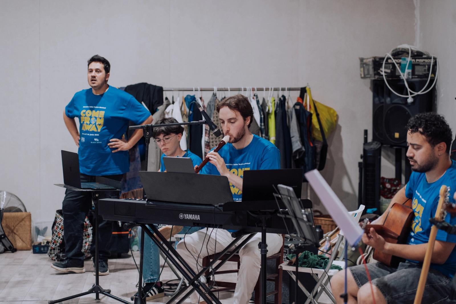 Banda practicando en el aula con los alumnos
