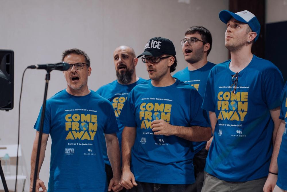 Compañeros cantando en el coro
