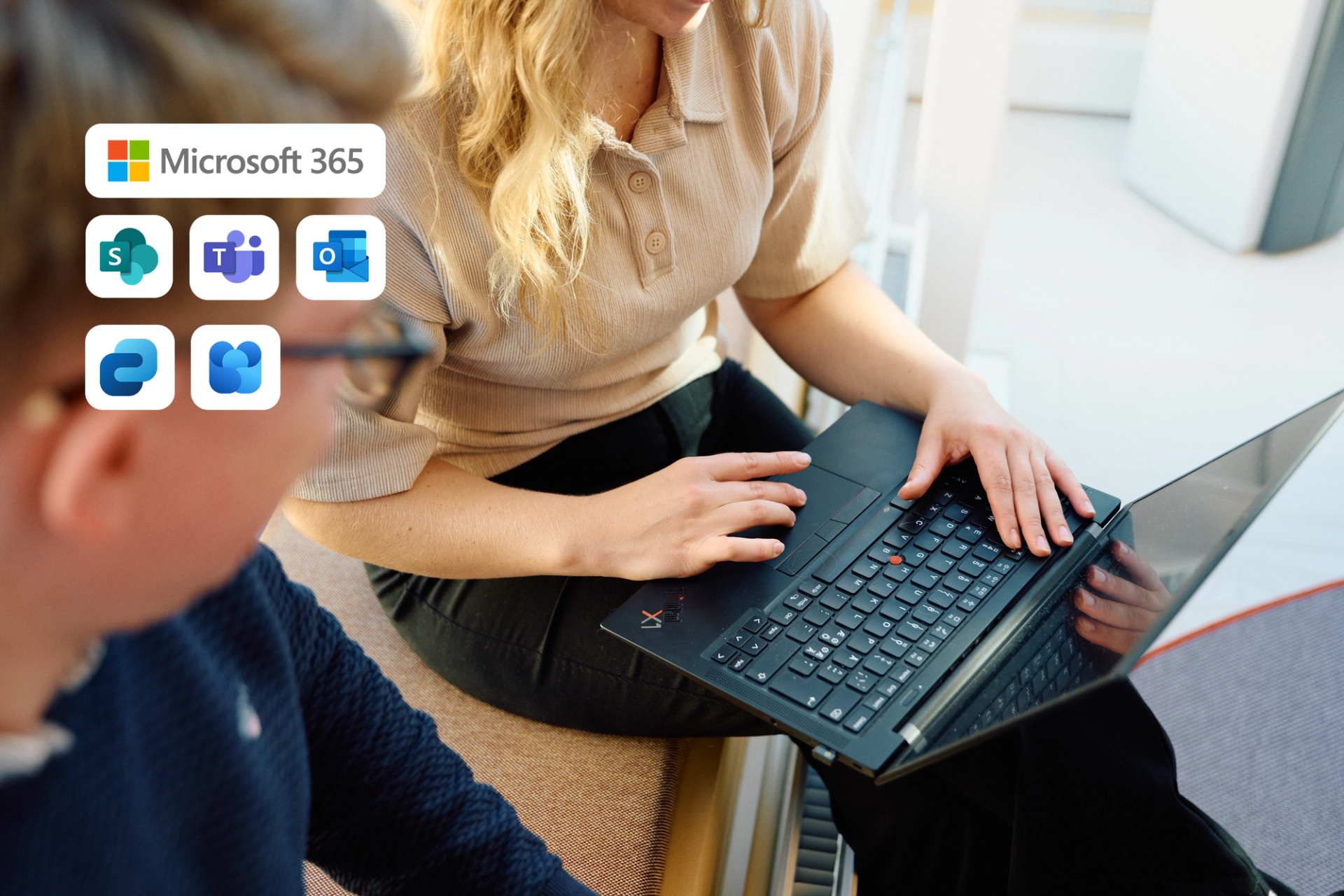 To personer bruker en laptop med Microsoft 365-ikoner for SharePoint, Teams, Outlook, Planner og Power Automate i forgrunnen.