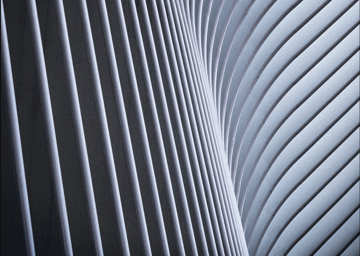 Abstrakt bilde av parallelle, grå og hvite linjer som buer og flettes sammen, med en kornete tekstur.