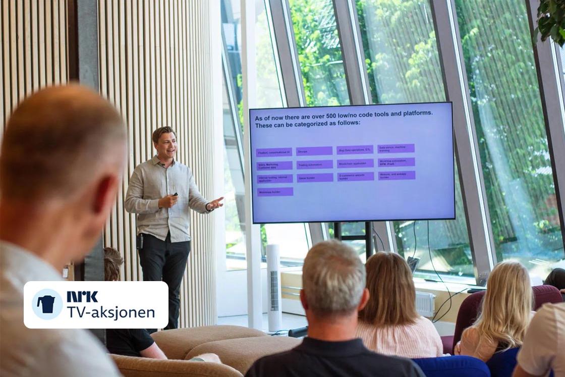 En mann holder et seminar om no-code verktøy for et publikum.