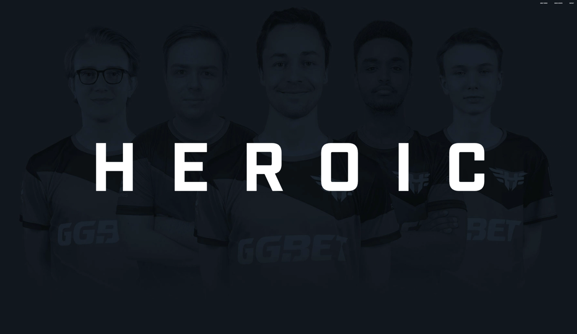 Bilde av fem menn fra e-sportlaget Heroic, med "HEROIC" skrevet i store hvite bokstaver over dem.