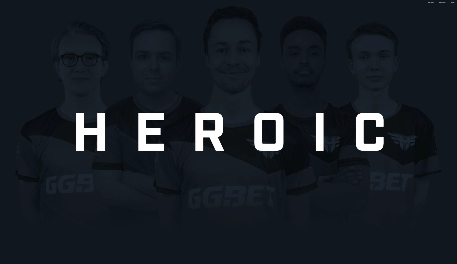 Bilde av fem menn fra e-sportlaget Heroic, med "HEROIC" skrevet i store hvite bokstaver over dem.