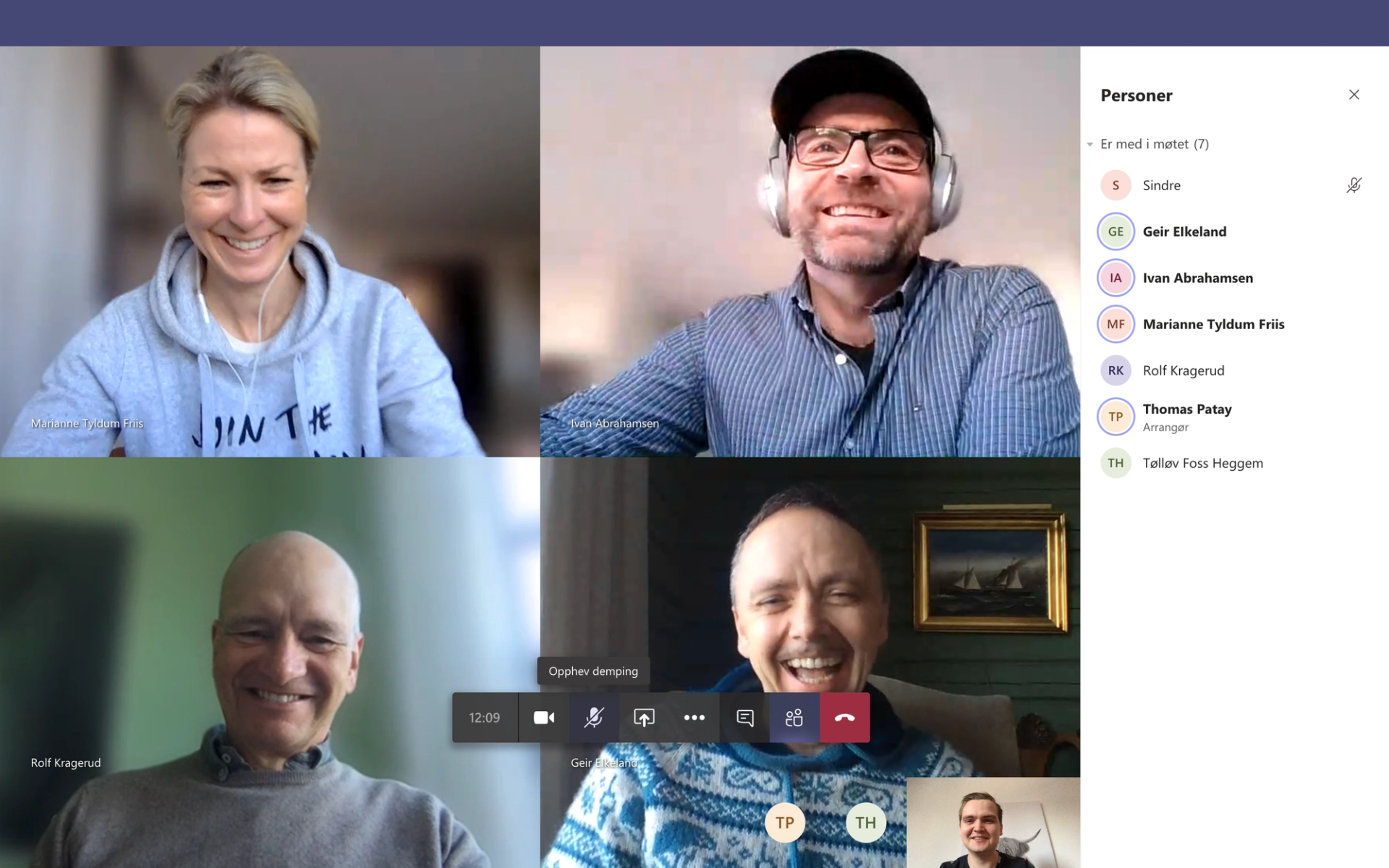 Bilde fra Microsoft Teams-videokonferanse med fire deltakere i hovedvinduet, og en sidemeny med liste over alle deltakere.