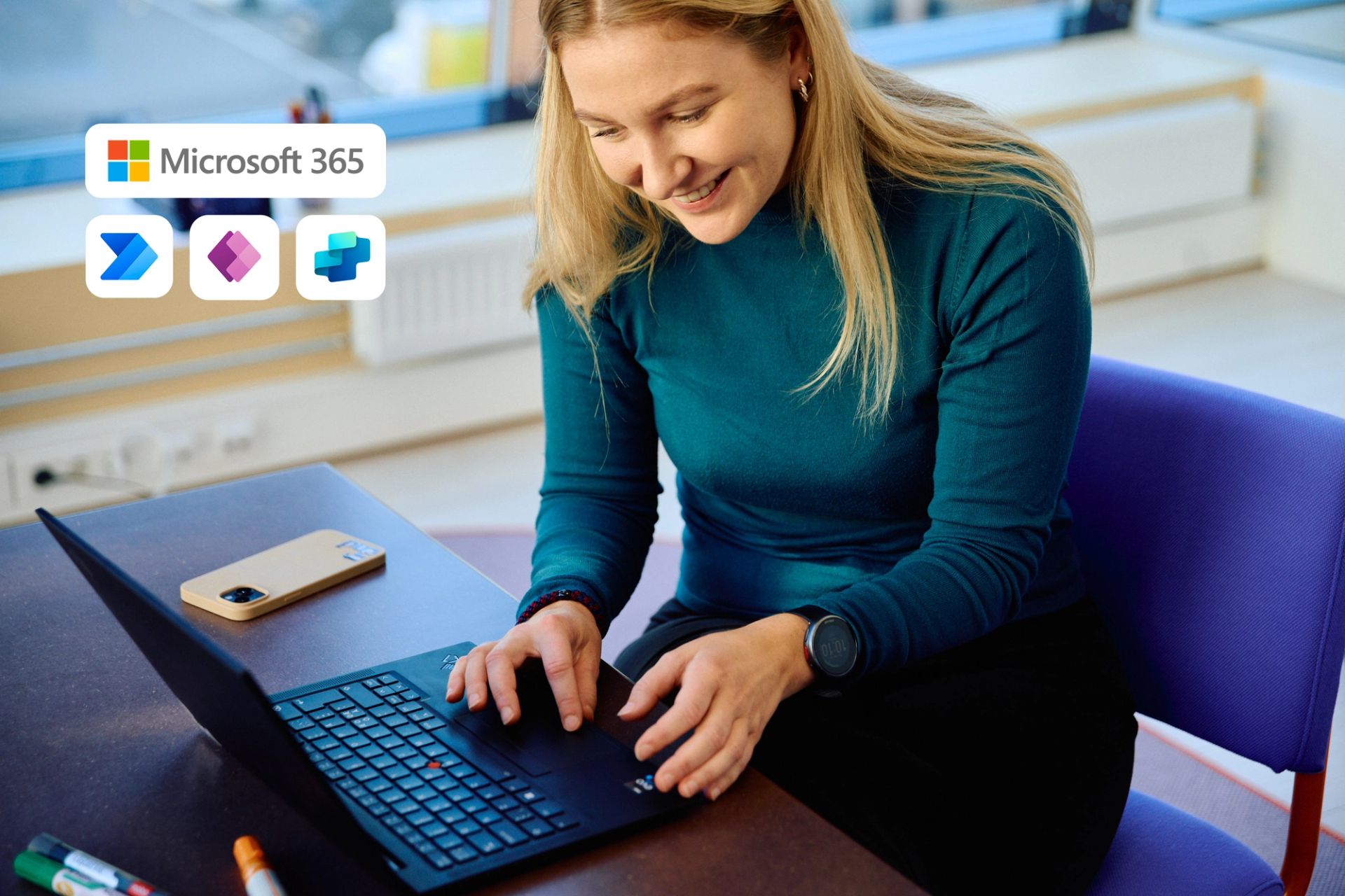Kvinne bruker bærbar PC med Microsoft 365-logo og ikoner for Power Automate, Power Apps og Power BI synlige.