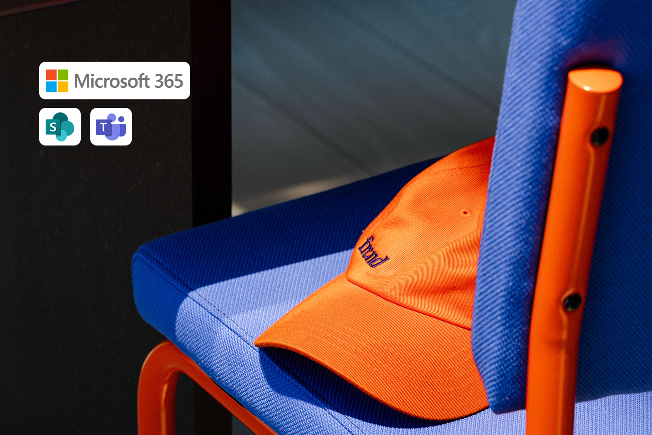 En oransje caps med "frend" brodert på, ligger på en blå stol. I øvre venstre hjørne er logoene til Microsoft 365, SharePoint og Teams.