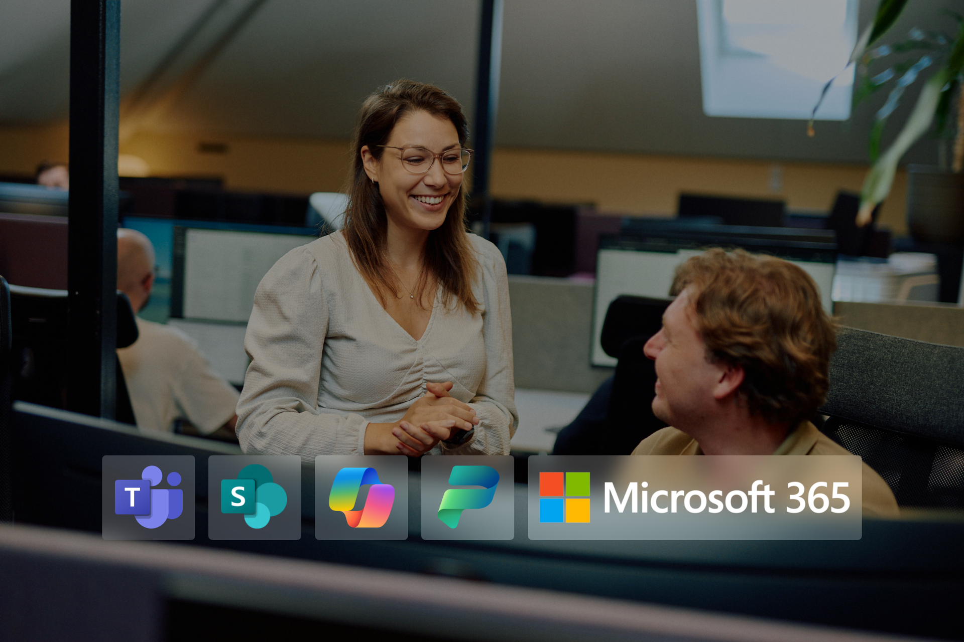 Smilende kvinne og mann på kontor med logoer for Teams, SharePoint, Copilot, Planner og Microsoft 365 i forgrunnen