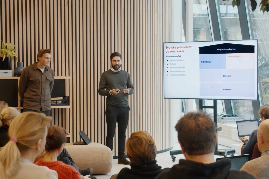 En mann presenterer for en gruppe mennesker, med et diagram om "Typiske problemer og rotårsaker" på en skjerm.