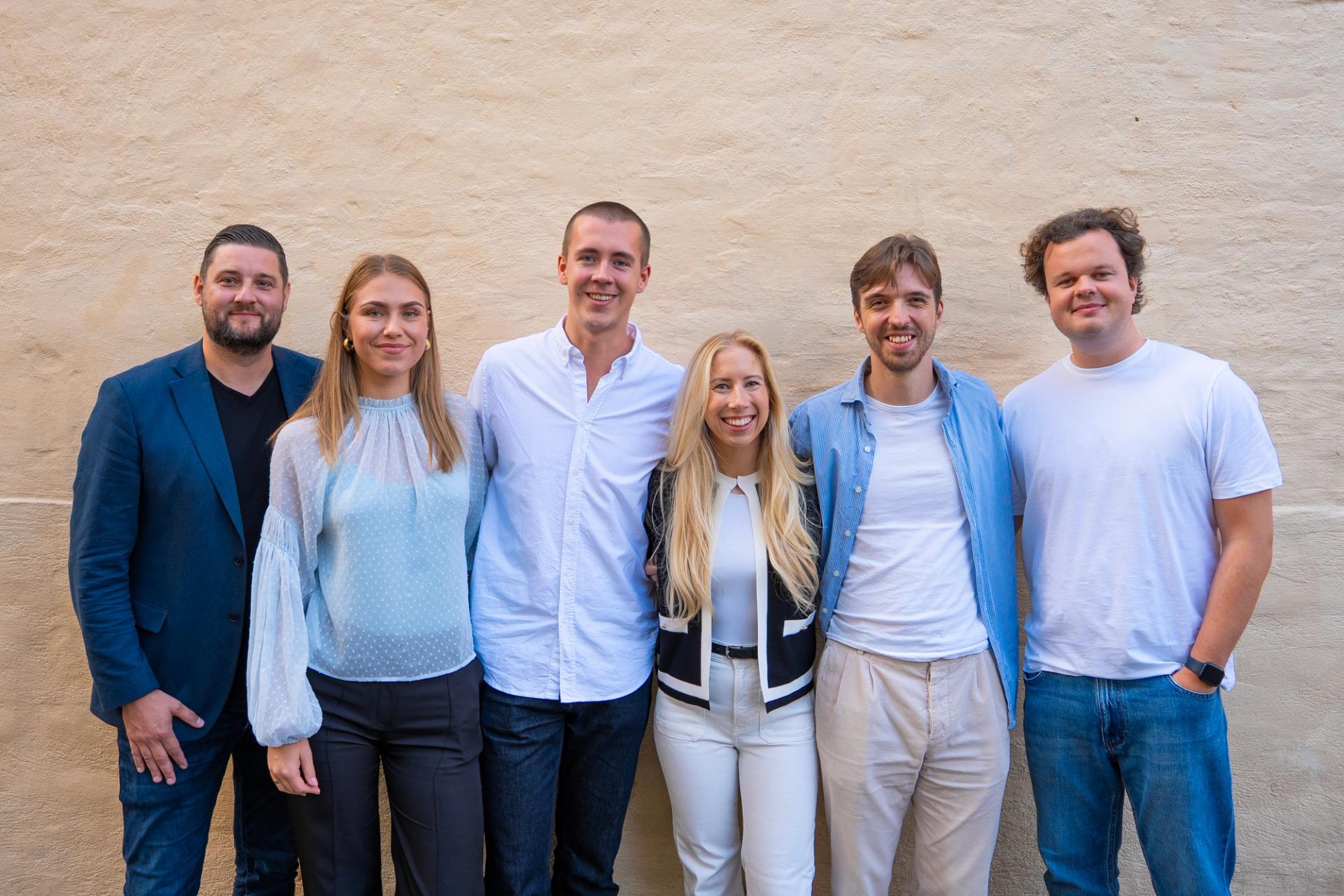 Seks nye profiler i Frend poserer smilende foran en lys vegg.