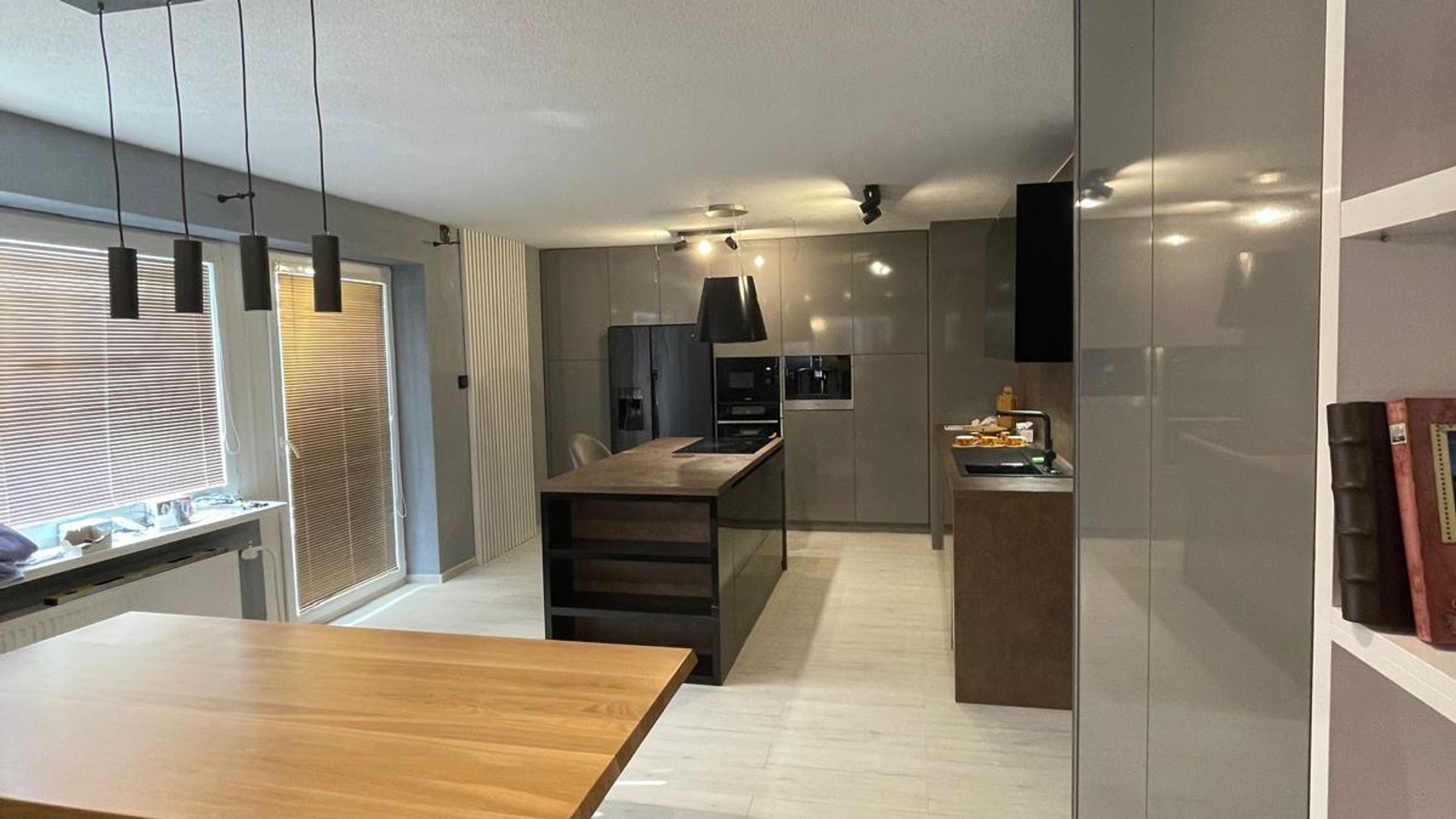 Dokončená rekonštrukcia moderného interiéru s kuchyňou