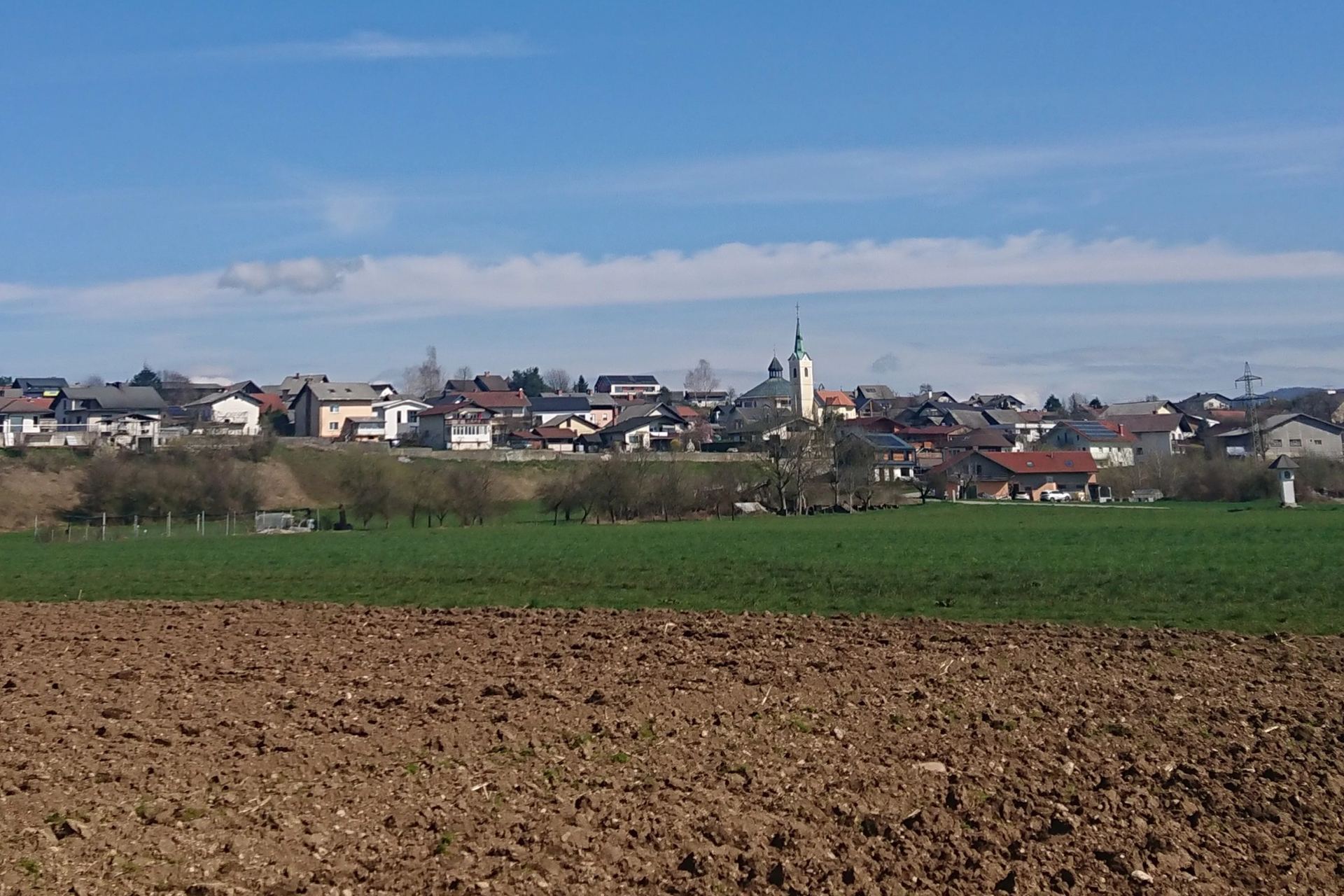 Zgornje Pirniče z Marijino cerkvijo in zvonikom cerkve sv. Tomaža