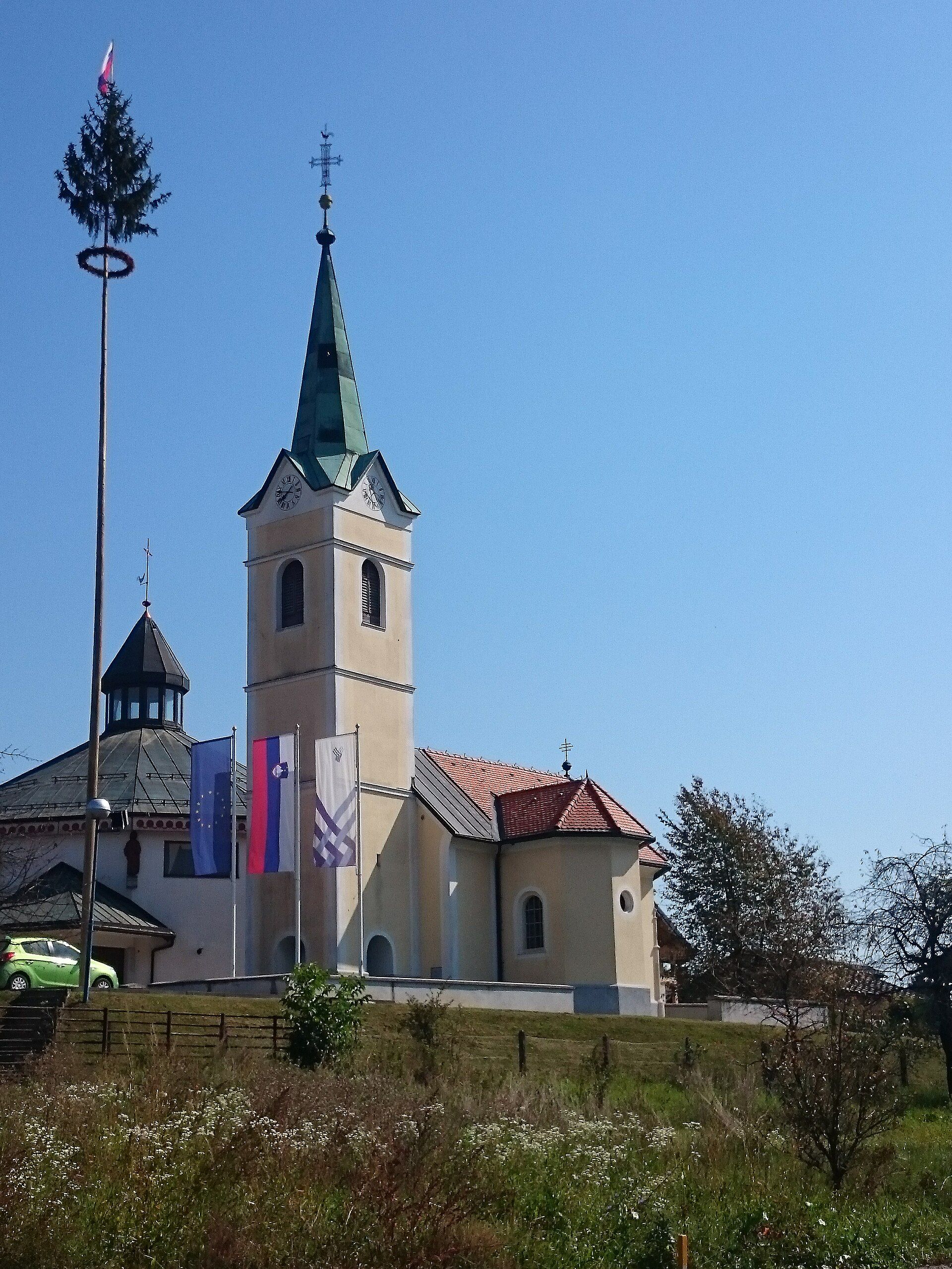 Cerkev sv. Tomaža v Zgornjih Pirničah, levo za njo okrogla Marijina cerkev