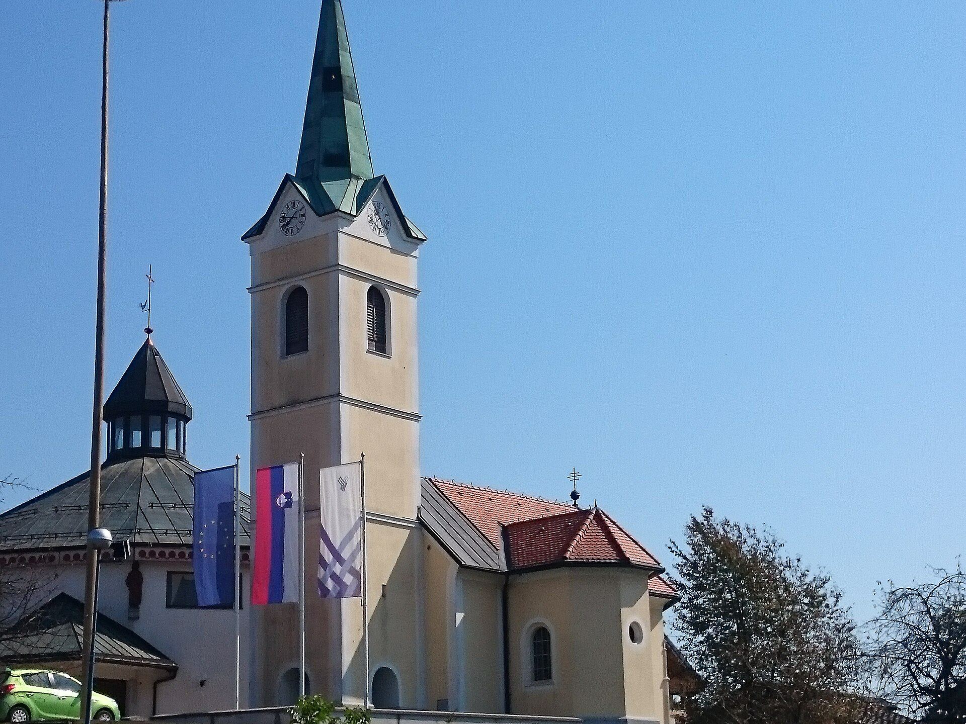 Cerkev sv. Tomaža v Zgornjih Pirničah, levo za njo okrogla Marijina cerkev