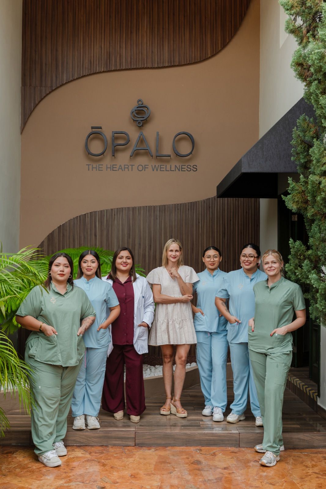 El equipo de Ōpalo en la entrada del centro