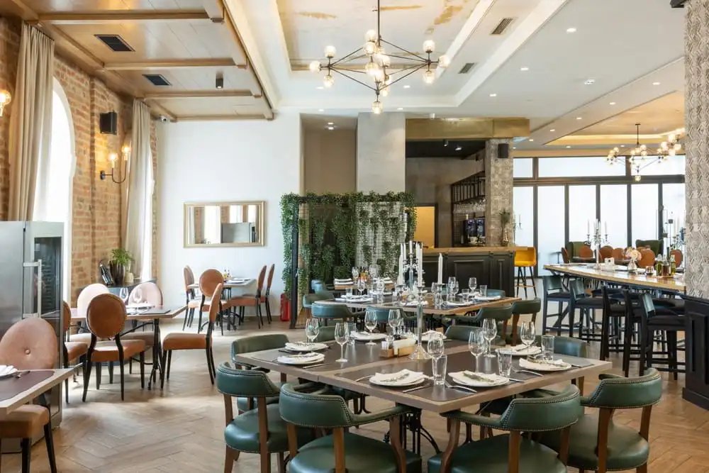 Charleston SC restaurant with active customer foot traffic representing businesses that may benefit from commercial umbrella insurance coverage.
