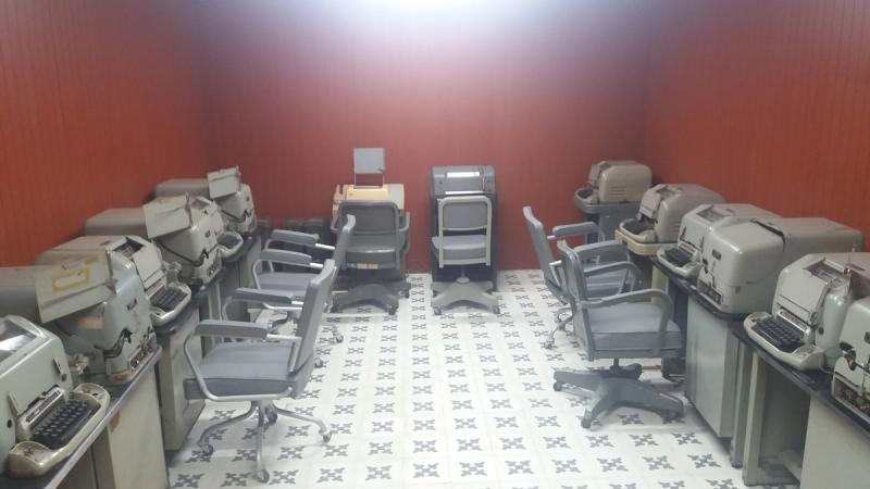 Schrijven op een laptop in een lichte werkruimte