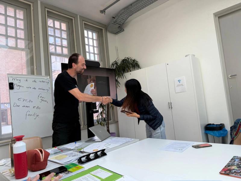 Tekst redigeren met een rode pen op papier