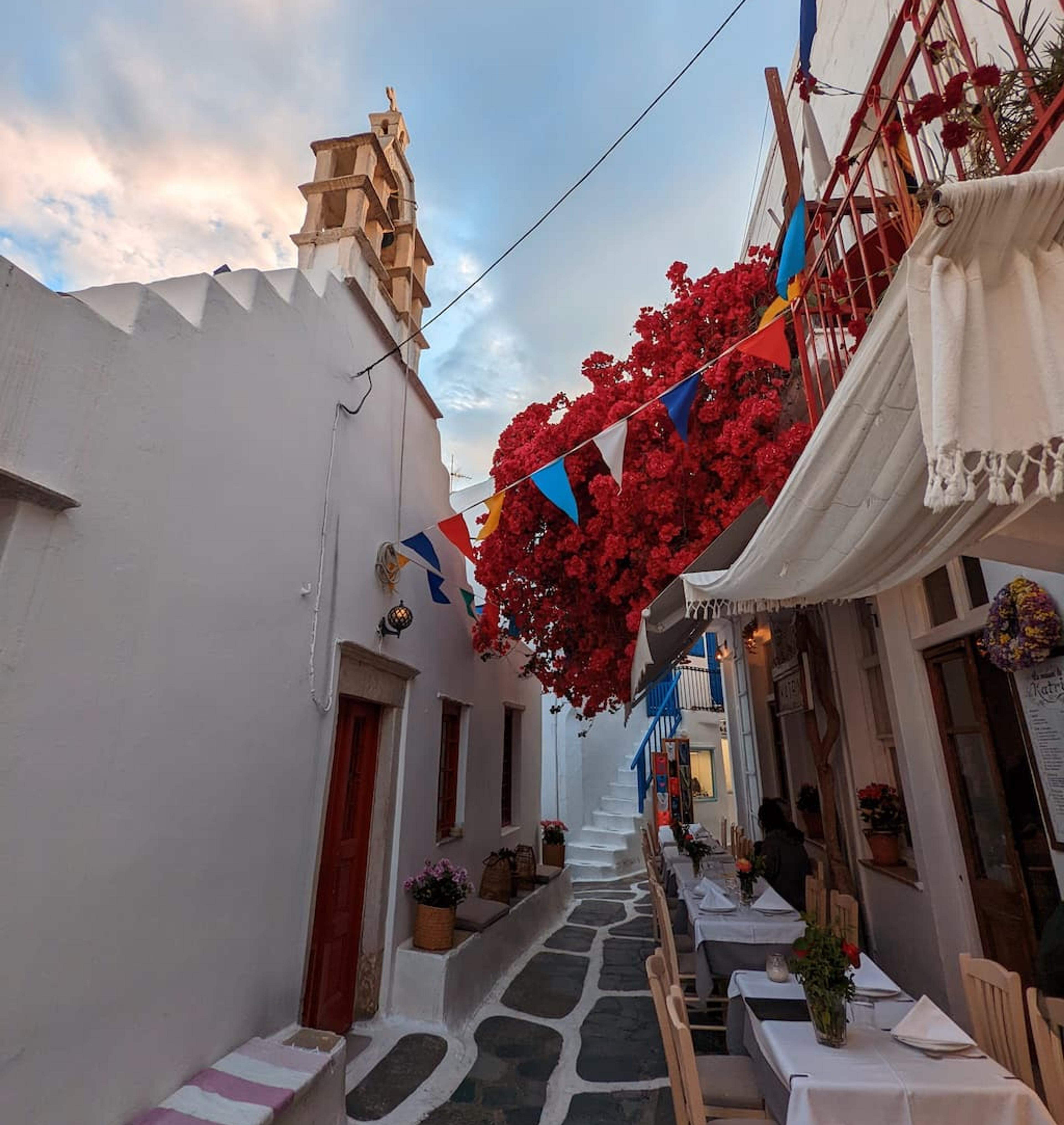 narrow streets of Mykonos town