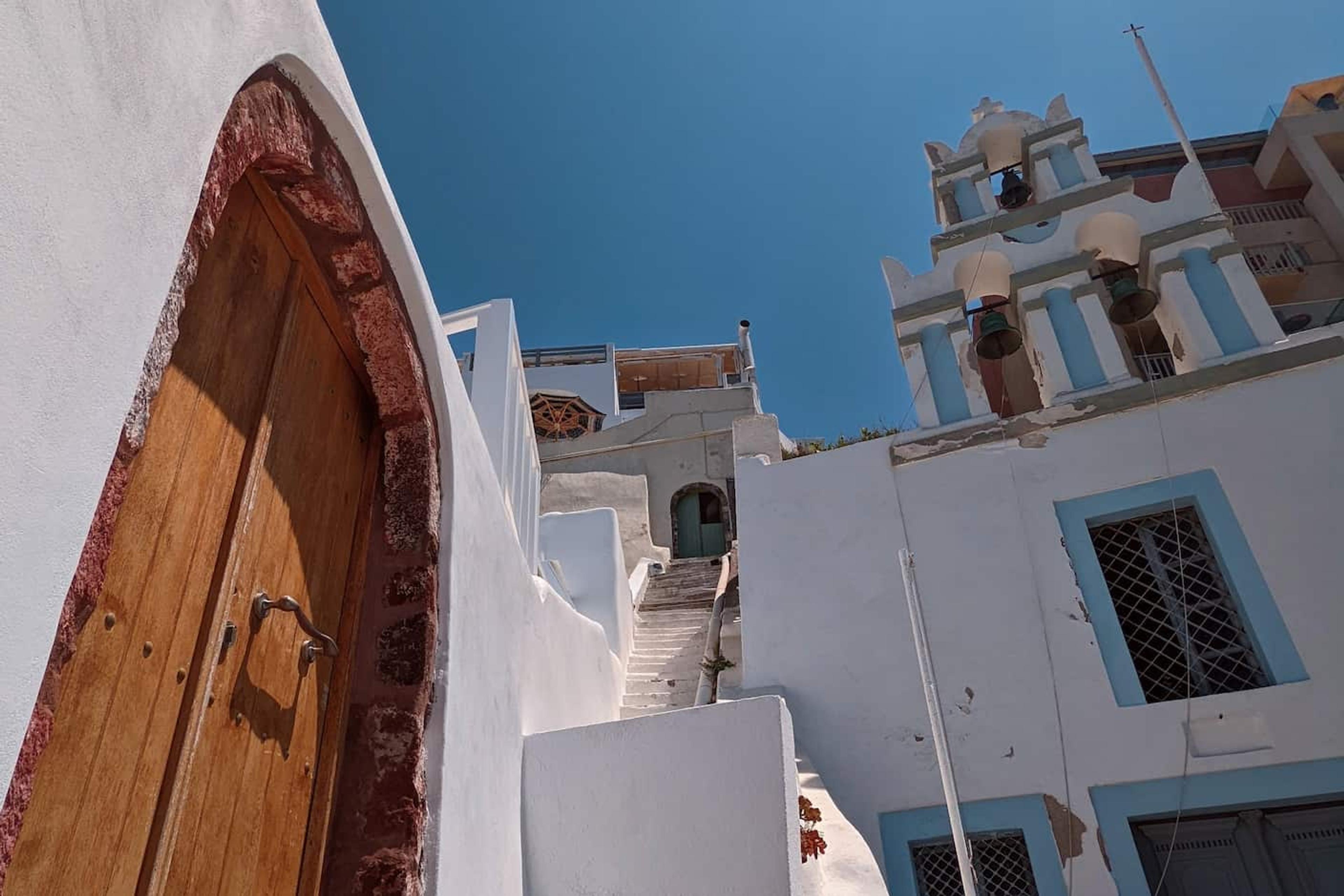 narrow streets of Fira