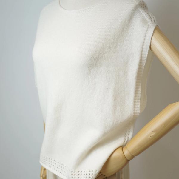 s020Off-White Hollow-Trim Sleeveless Knit Vest 2