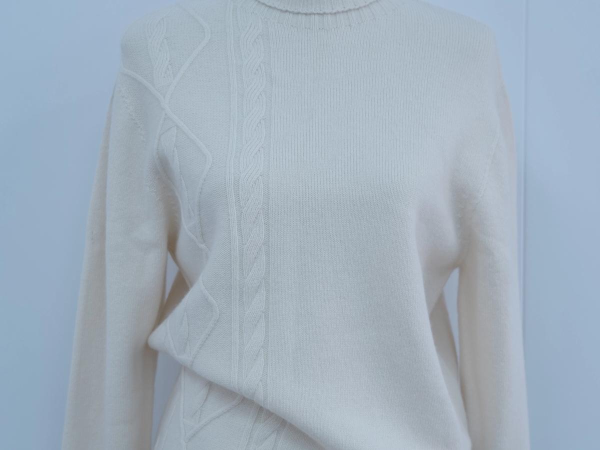 s012Cream White Mock Neck Cable-Knit Sweater