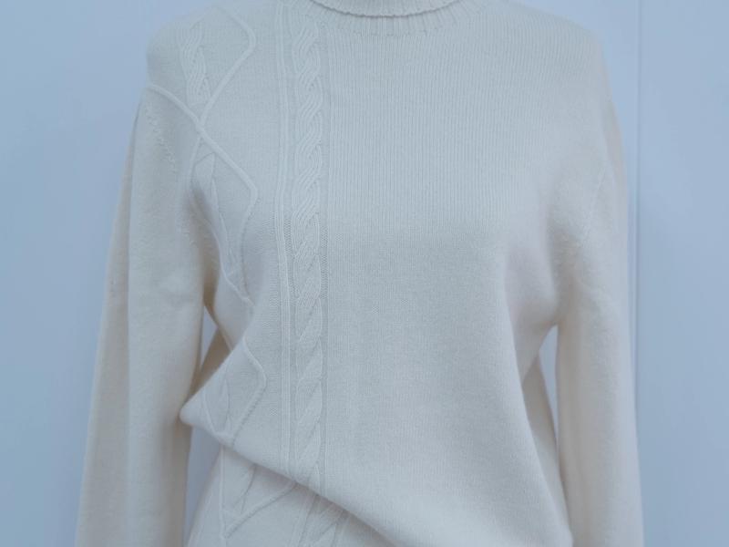 s012Cream White Mock Neck Cable-Knit Sweater